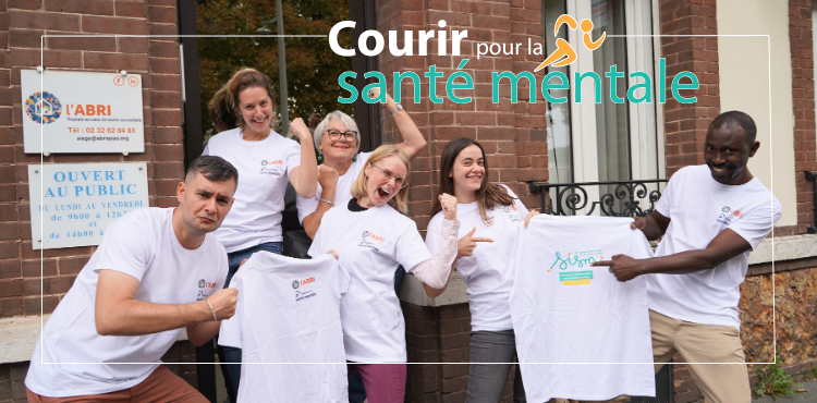 L'équipe participante pose fièrement devant le siège social avec leurs t-shirts aux couleurs des SISM et de l'Abri.