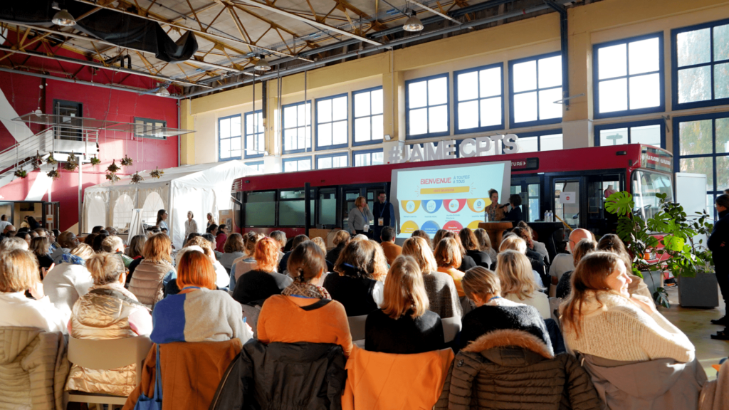 Une centaine de professionnels présents pour la journée sur le refus de soins dans la grande salle de La Filature à Louviers.
