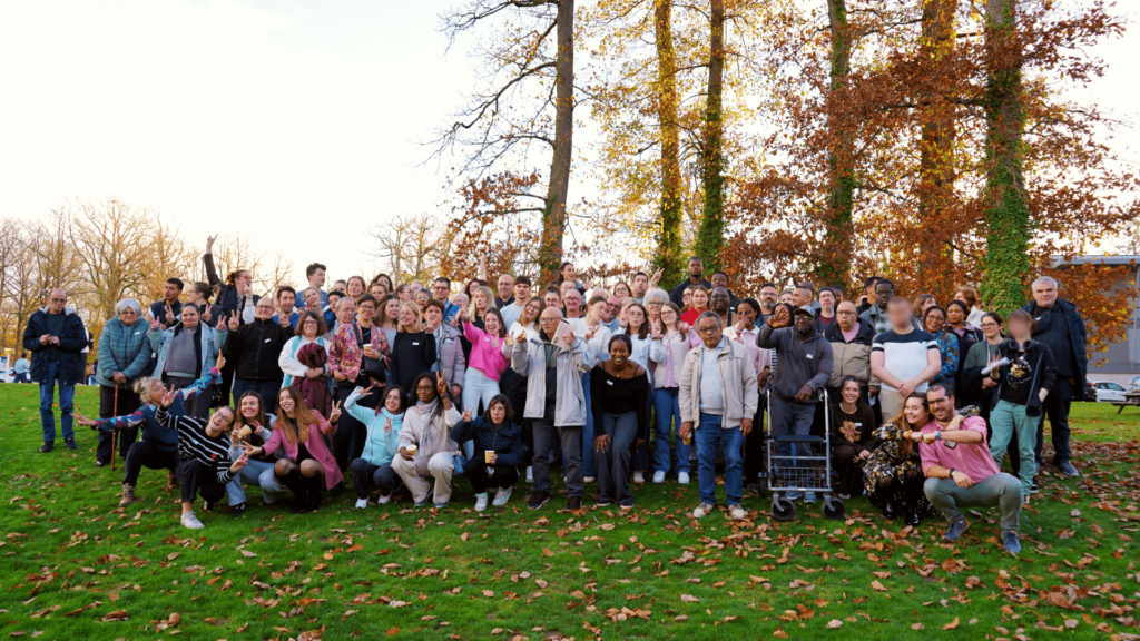 Photo de groupe avec tous les participants dans le parc de La Musse.