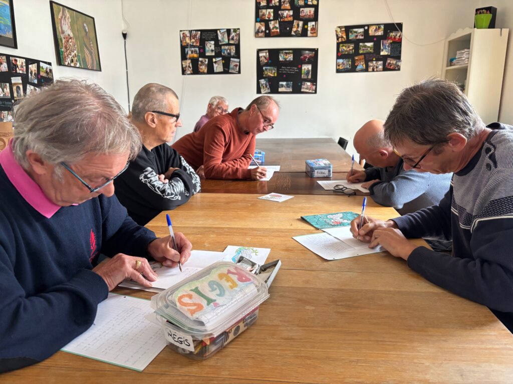 6 participants du Groupe d'Entraide Mutuelle de Bernay (Association l'Abri), sont en pleine session écriture et customisation de leurs cartes postales. 