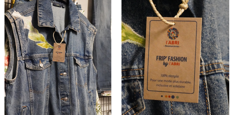 Une première image avec une veste en jean de seconde main, sans manches. Elle a été customisée avec un autre tissu qui a été ajouté et représente une feuille verte. Une seconde image est un zoom sur l'étiquette de la veste en jean où l'on peut lire : "Frip' Fashion by l'Abri" 