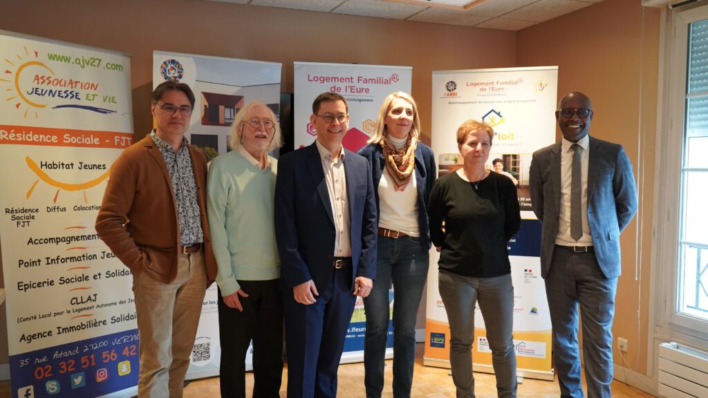 Six représentants du partenariat se tiennent fièrement devant les roll-up de l'Abri, l'Association Jeunesse et Vie, le Logement Familial de l'Eure et celui du nouveau dispositif Inser'Toit. 