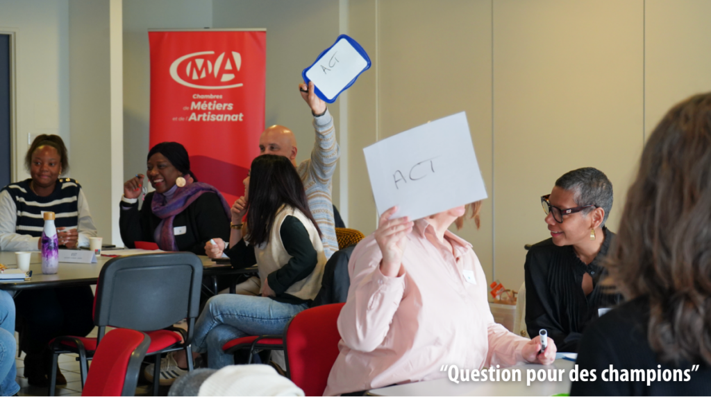 Les participants, en groupe, lèvent une ardoise avec la réponse à la question posée par l'animatrice. On peut lire sur cette photo la réponse "ACT" (Appartements de Coordination Thérapeutique).